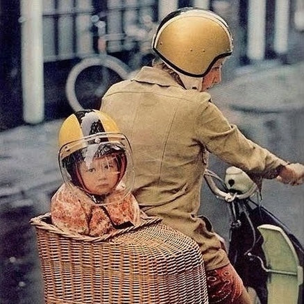 Image vintage d’un enfant casqué installé dans un panier à l'arrière d’un scooter, illustrant la garantie 30 nuits d’essai des Brumes à Base d'Hydrolat.