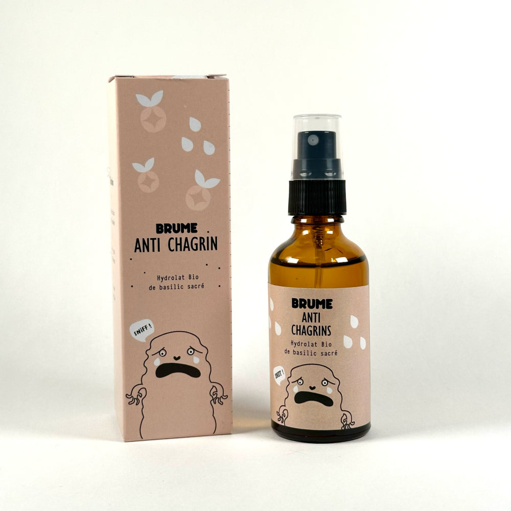 Image d'un Flacon de Brume Anti-Chagrins à l'Hydrolat Bio de Basilic Sacré pour Enfants, et de son Packaging, sur fond neutre.