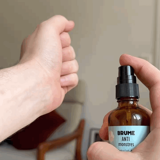Image animée de Spay de Brume Anti-Monstres à l'Hydrolat Bio de Rose pour Enfants.