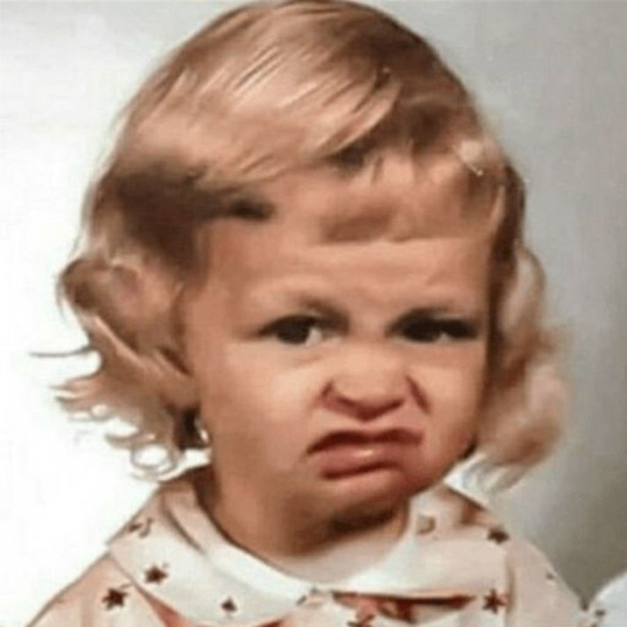 Image de Fillette en colère avec une expression contrariée, représentant une crise émotionnelle.