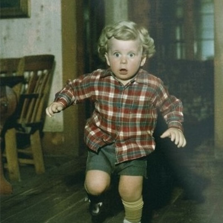 Image de Petit garçon apeuré, en mouvement, les yeux écarquillés, évoquant l’angoisse ou la panique.