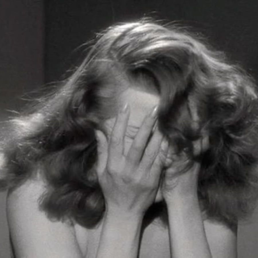 Image de Maman désemparée, la tête dans les mains, symbolisant la fatigue émotionnelle parentale.