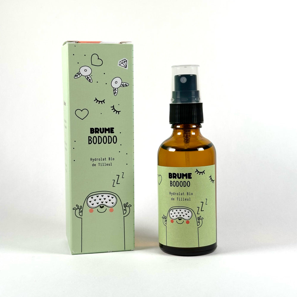 Image d'un Flacon de Brume Bododo à l'Hydrolat Bio de Tilleul pour Enfants, et de son Packaging, sur fond neutre.