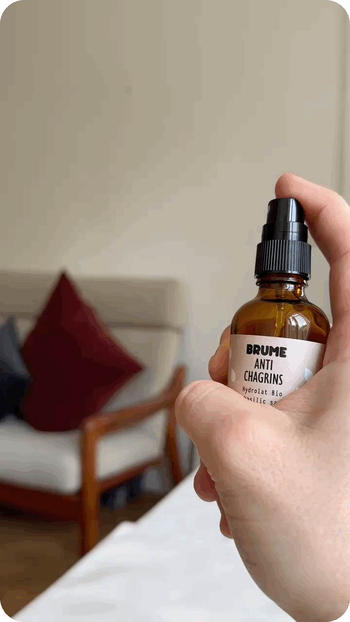 Image animée de Spray dans l’air de Brume Anti-Chagrins à l’Hydrolat Bio de Basilic Sacré.