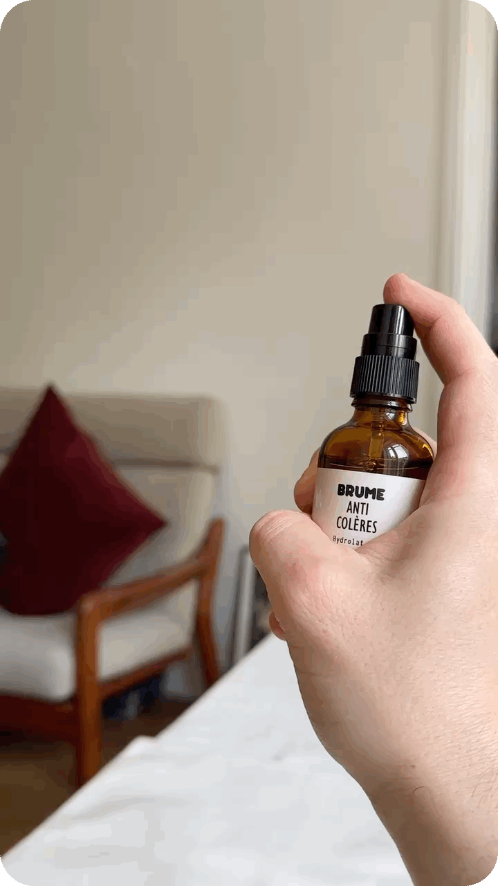 Image animée de Spray dans l’air de Brume Anti-Colères à l’Hydrolat Bio de Lavande Fine.