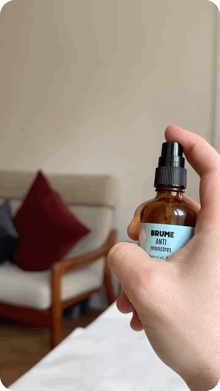 Image animée de Spray dans l’air de Brume Anti-Monstres à l’Hydrolat Bio de Rose.