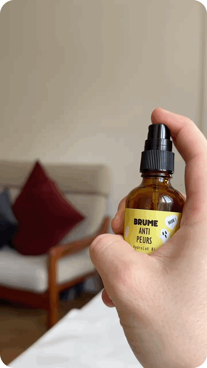 Image animée de Spray dans l’air de Brume Anti-Peurs à l’Hydrolat Bio de Menthe Poirée.