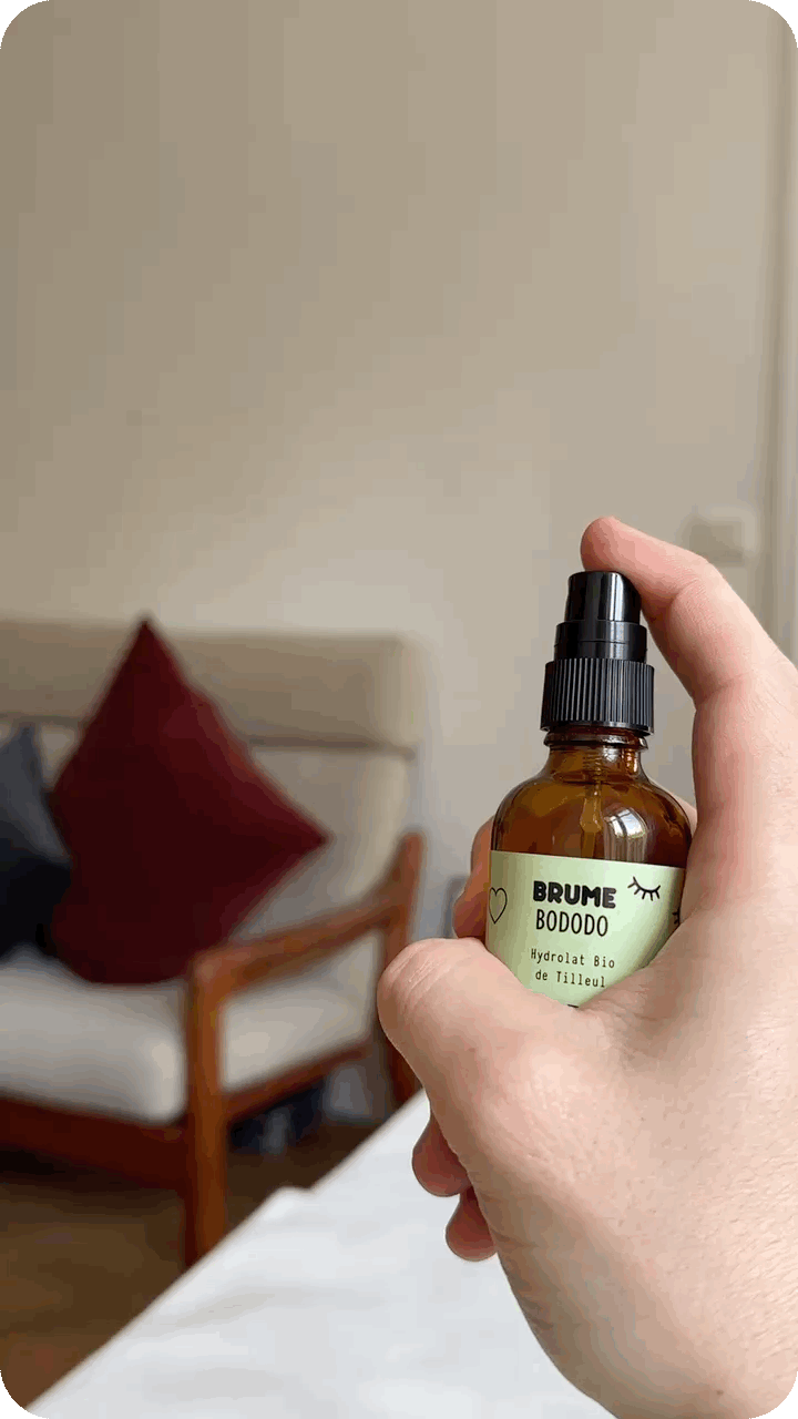 Image animée de Spray dans l’air de Brume Bododo à l’Hydrolat Bio de Tilleul.