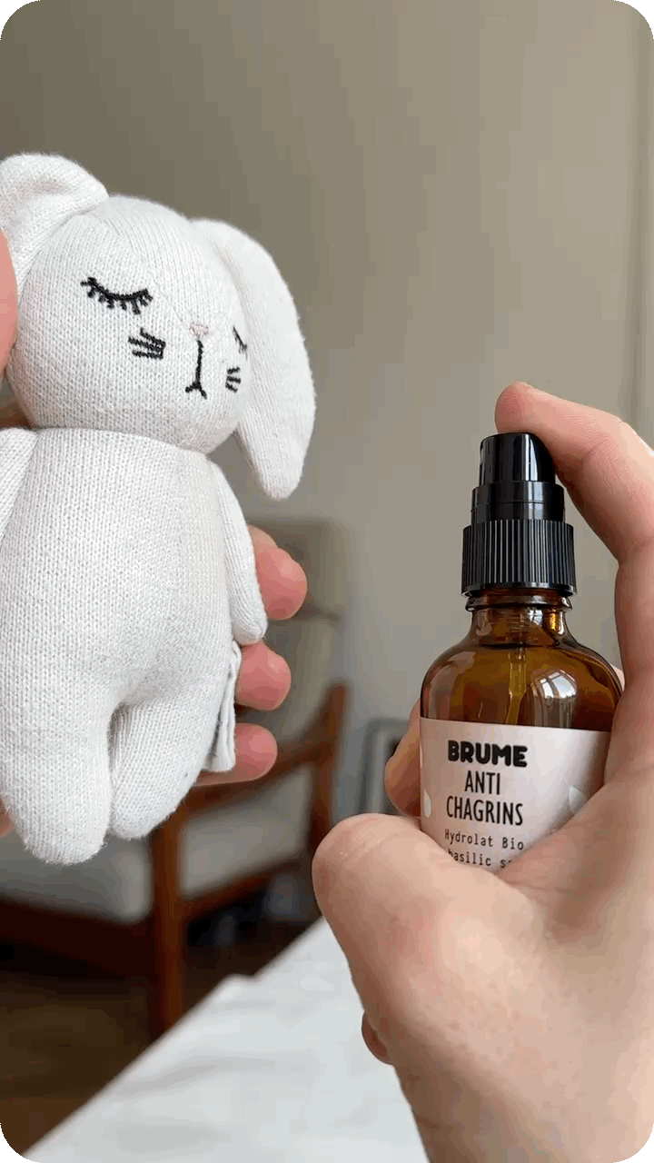 Image animée de Spray sur un doudou de Brume Anti-Chagrins à l’Hydrolat Bio de Basilic Sacré.