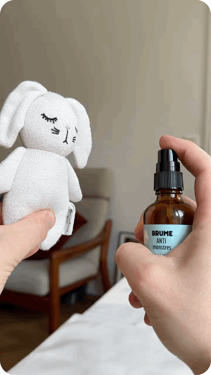 Image animée de Spray sur un doudou de Brume Anti-Monstres à l’Hydrolat Bio de Rose.