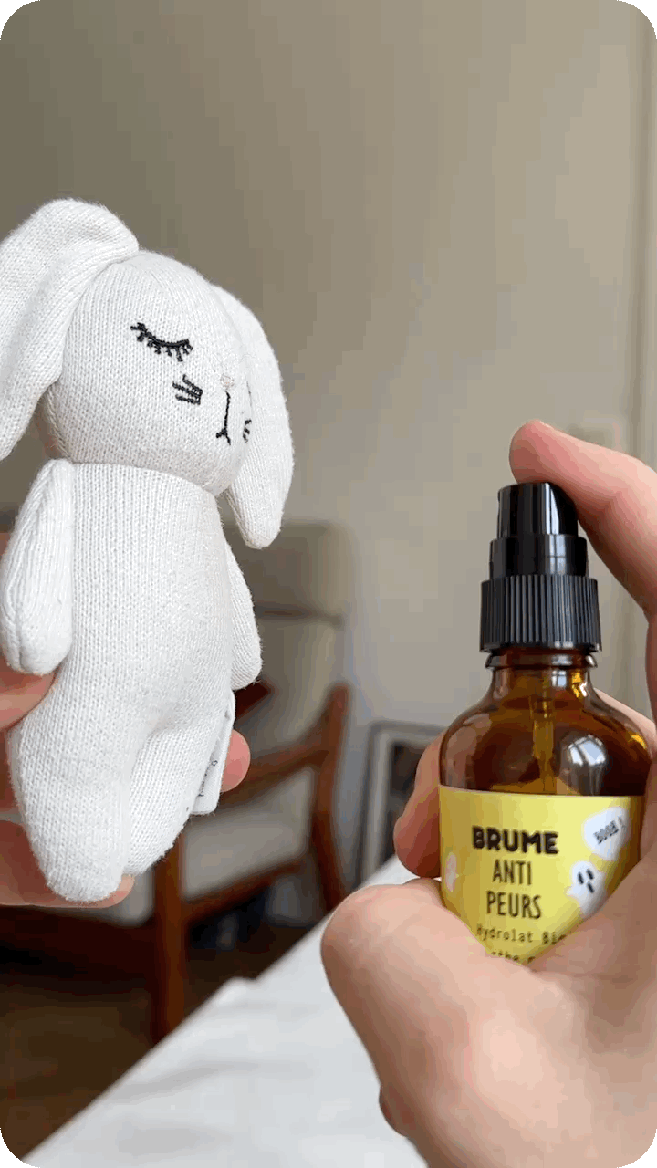 Image animée de Spray sur un doudou de Brume Anti-Peurs à l’Hydrolat Bio de Menthe Poirée.