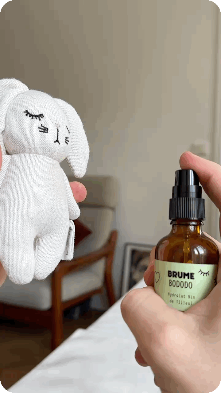 Image animée de Spray sur un doudou de Brume Bododo à l’Hydrolat Bio de Tilleul.