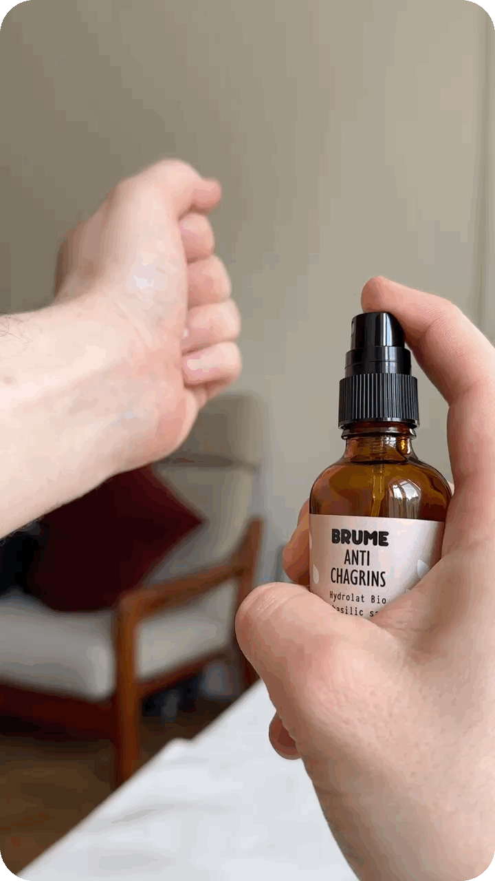 Image animée de Spray sur le poignet de Brume Anti-Chagrins à l’Hydrolat Bio de Basilic Sacré.