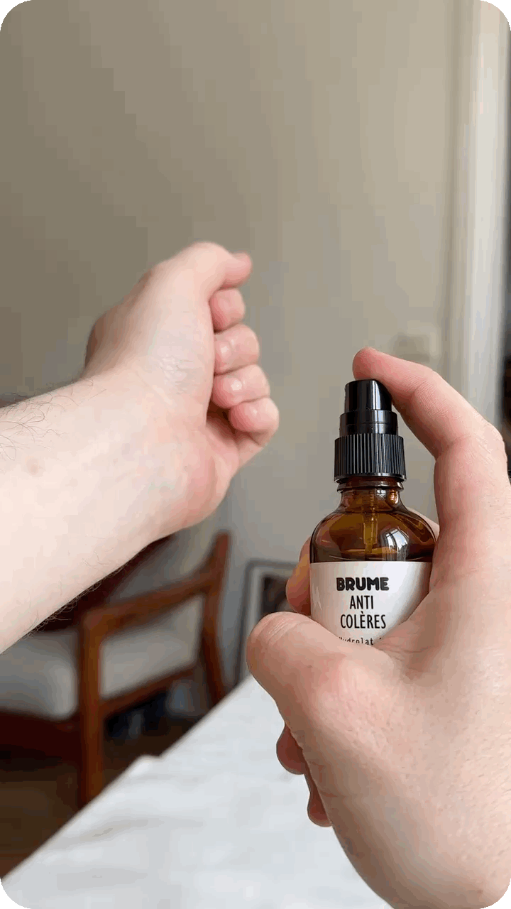 Image animée de Spray sur le poignet de Brume Anti-Colères à l’Hydrolat Bio de Lavande Fine.