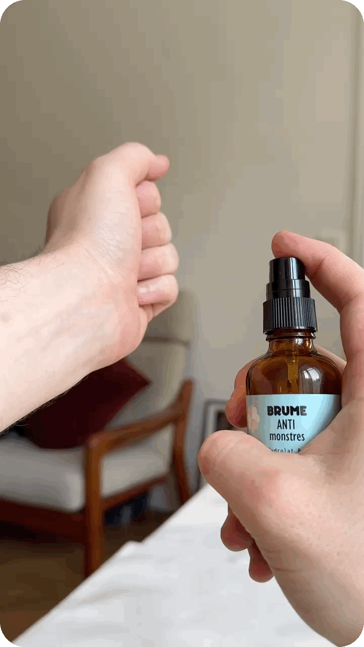 Image animée de Spray sur le poignet de Brume Anti-Monstres à l’Hydrolat Bio de Rose.