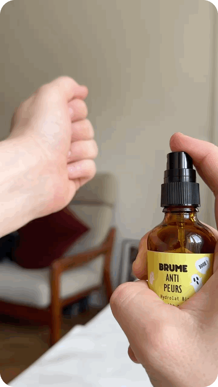 Image animée de Spray sur le poignet de Brume Anti-Peurs à l’Hydrolat Bio de Menthe Poirée.