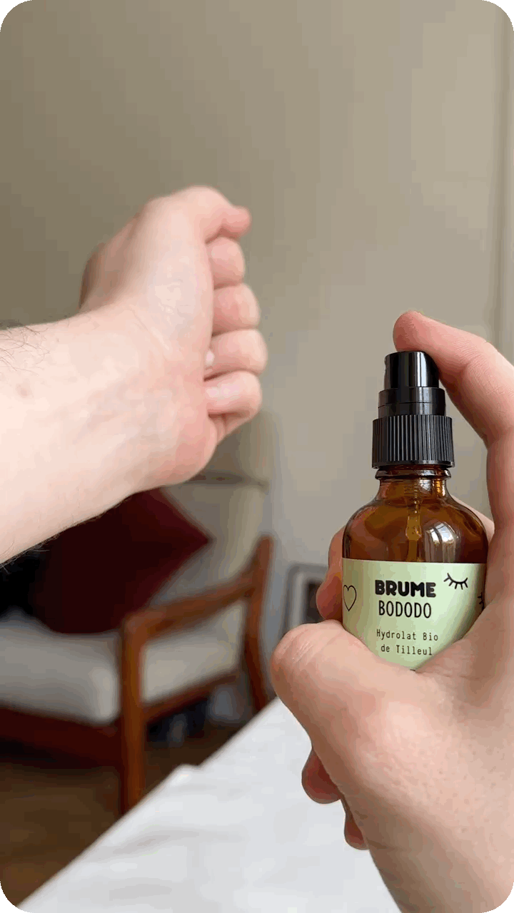 Image animée de Spray sur le poignet de Brume Bododo à l’Hydrolat Bio de Tilleul.
